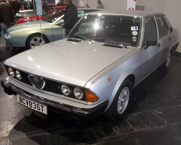 Alfa Romeo 6 : la berline banale qui a lancé le V6 Busso