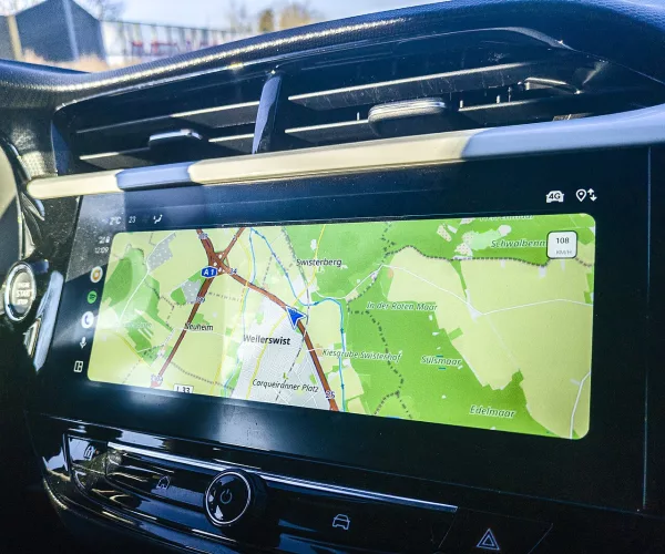 Android Auto 17.4 : freeze, déconnexion, et le second bug Pixel 10 / VW