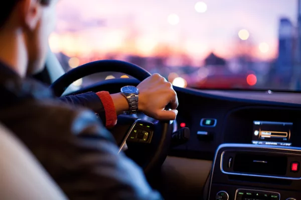 Conducteur au volant illustrant l'usage et le kilométrage assurés