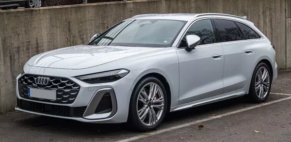 Audi S5 Avant B10 (Wikimedia Commons, 2025) — break de la gamme A5, distinct de la RS 5 Avant hybride rechargeable essayée en 2026