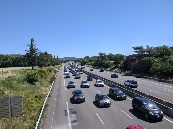 Circulation dense sur une autoroute française en période de chassé-croisé estival