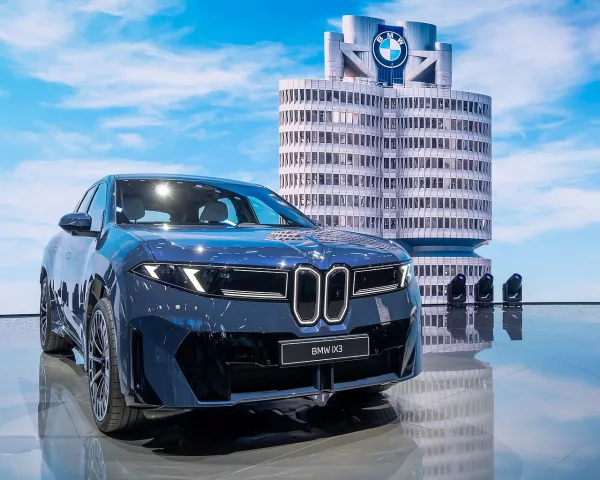 BMW iX4 2026 : 828 km pour la 50 xDrive, et une M60 encore provisoire