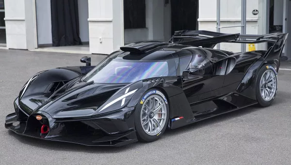 Bugatti Bolide noire, vue avant gauche : hypercar piste W16, base technique de la Destrier