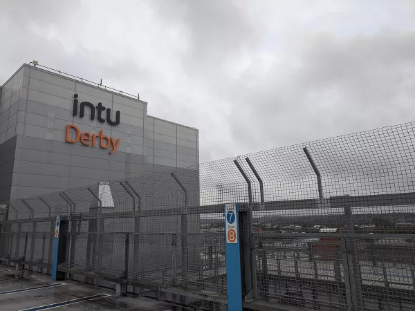 Parkings toiture Carrefour Belgique : les électriques interdites, le poids n’explique pas tout