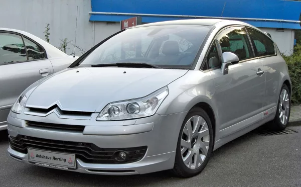 Citroën C4 Coupé VTS argentée, trois-quarts avant, compacte sportive trois portes 2004-2010