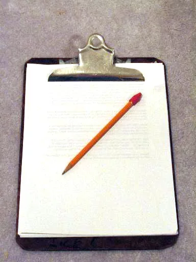 Presse-papiers de contrôle (Wikimedia Commons) — illustration checklist et date de CT
