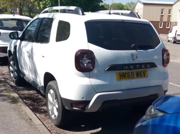 Dacia Duster SUV gris vue trois-quarts avant