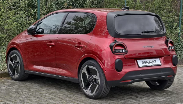 Renault Twingo E-Tech (Wikimedia Commons, 2026) — même plateforme et usine slovène que la Spring 2 ; look Dacia distinct