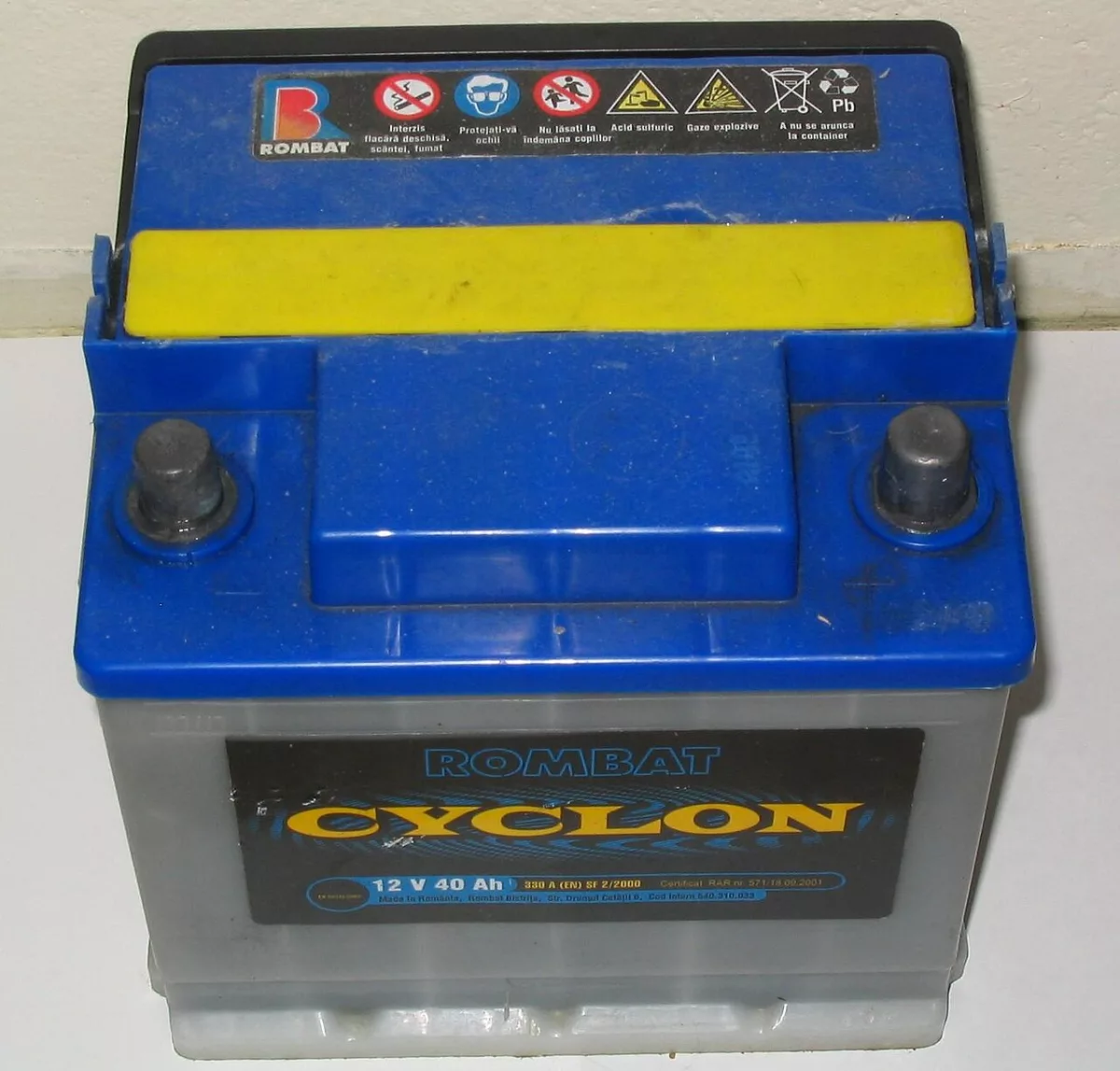 Batterie de voiture au plomb, celle qui lâche souvent au premier froid (Wikimedia Commons, domaine public)