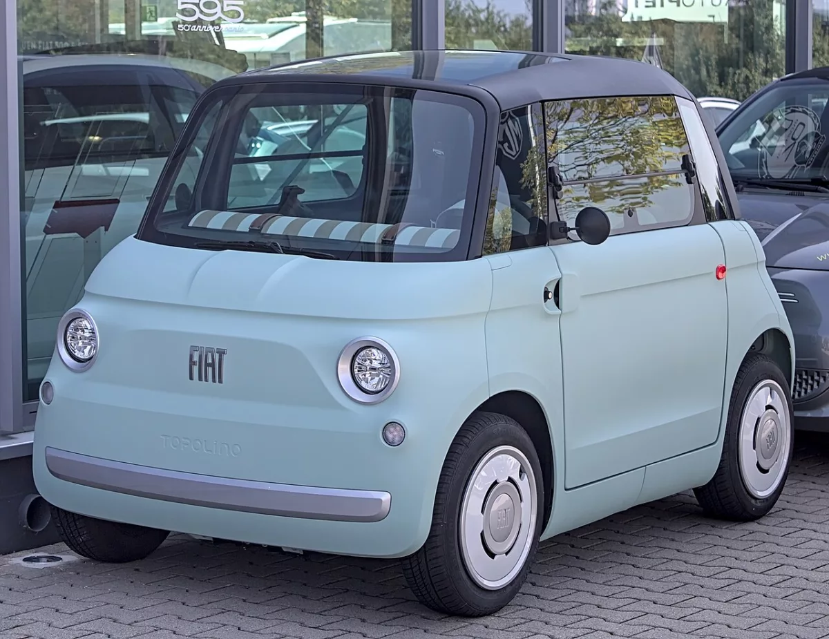 Fiat Topolino (2023) à Walldorf (Wikimedia Commons) — base Ami ; la Dolcevita 2026 ajoute un toit toile et des portes, en Verde Vita