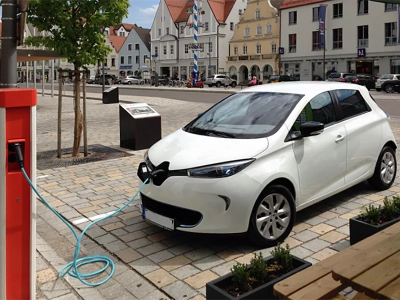 Renault Zoé en charge : le coût au kilomètre d’une électrique ne se lit pas dans le seul prix d’appel (Wikimedia Commons, werner hillebrand-hansen, CC BY-SA 2.0)