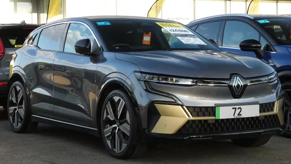 Renault Mégane E-Tech électrique (Wikimedia Commons) — type de VP souvent mis en LLD dans les flottes qui verdisent