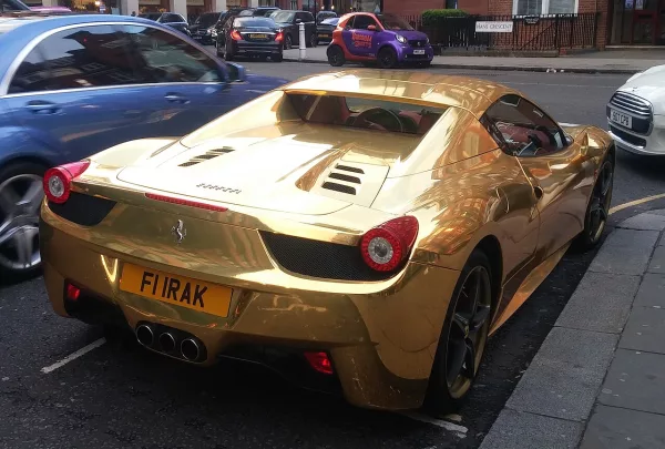 Ferrari 458 Spider dorée dans Hans Crescent à Knightsbridge (Londres, 2017) — illustration du quartier des supercars, distincte des plaques du Golfe de 2026
