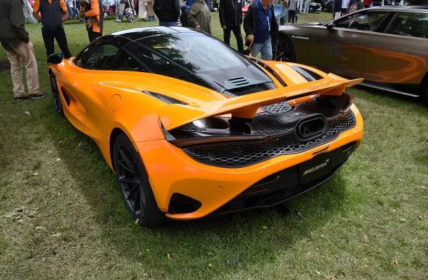 McLaren 750S Performance 2025 (Wikimedia Commons, Charles, Flickr CC BY 2.0) — Speedmark encore visible ; le mot-symbole de septembre 2026 s’ajoute, il ne le remplace pas