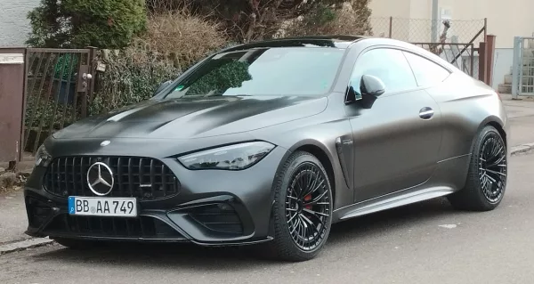 Mercedes-AMG CLE 53 4MATIC+ à Stuttgart-Vaihingen (Wikimedia Commons, 2024) — coupé de série dont est dérivée la CLE 646 Spezialanfertigung, sans le widebody ni le V8 des 30 exemplaires Mythos