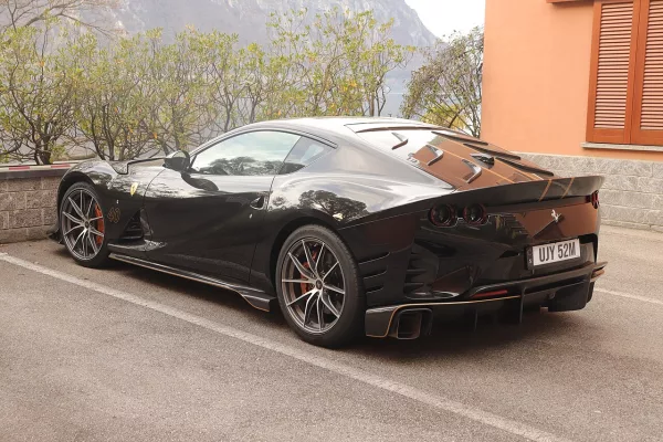 Ferrari 812 Competizione (Wikimedia Commons, Campione d’Italia) — réservoir 92 l, le volume qui explique un plein autour de 200 €