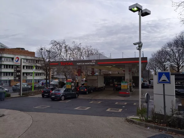 Station-service Total, Porte de Montreuil à Paris (Wikimedia Commons, décembre 2018) — illustration d’une pompe TotalEnergies, distincte des files de septembre 2026