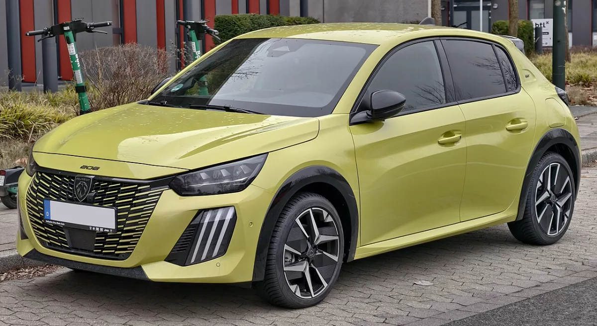 Peugeot 208 Hybrid 145 e-DSC6 GT restylée (Wikimedia Commons) — silhouette de la 208 ENVY 2026