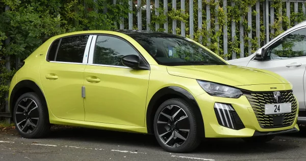 Peugeot 208 GT PureTech 1.2 (2024, Wikimedia Commons) — génération actuelle essence, distincte de la future E-208 STLA One prévue en 2027