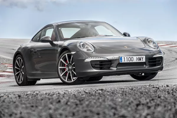 Porsche 911 Carrera 4S rouge