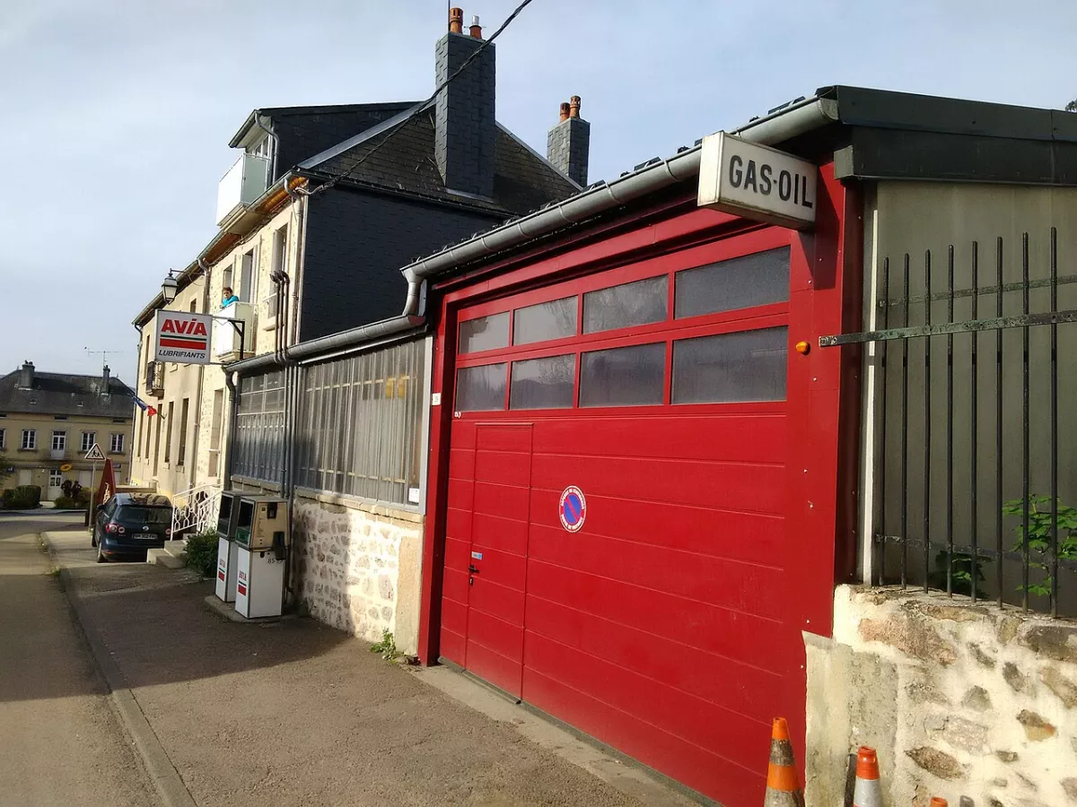 Pompe à essence d’un garage à Anost, là où se lit le prix du SP95-E10 (Wikimedia Commons, Pemberlaid, CC BY-SA 4.0)