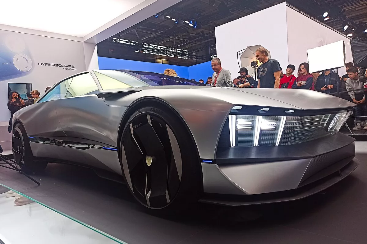 Peugeot Inception Concept au Mondial de Paris 2024 (Wikimedia Commons) — Hypersquare déjà montré ; le Polygon date de novembre 2025