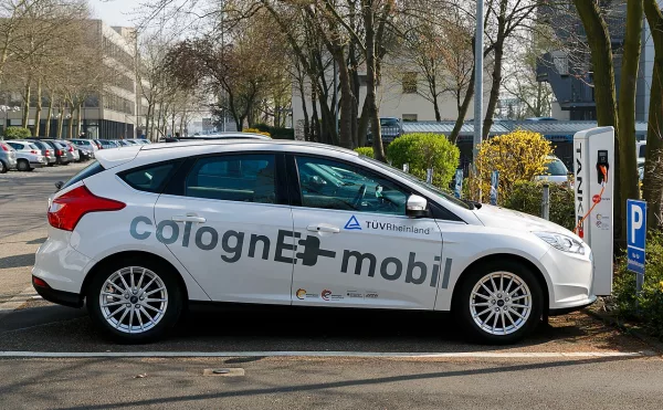 Borne de recharge pour voiture électrique avec câble