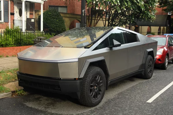 Cybertruck branché 2 semaines : le pick-up bloqué, leçons pour les VE en France