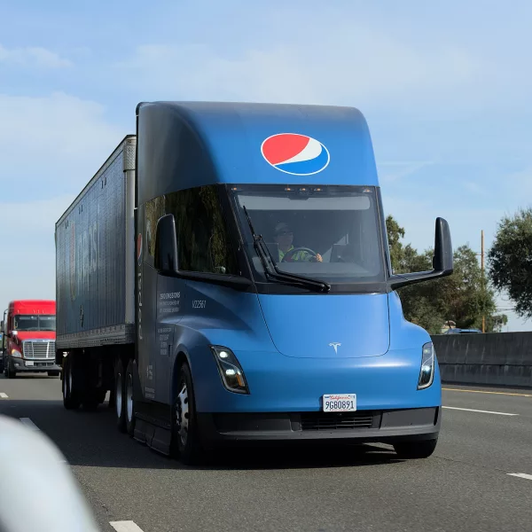 Tesla Semi américain (Wikimedia Commons, Tesla_Semi_Pepsi_2023-10-31-13-39-37_DSCF2583_dllu.jpg) — tracteur électrique US, pas encore la version européenne du salon IAA Hanovre 2026