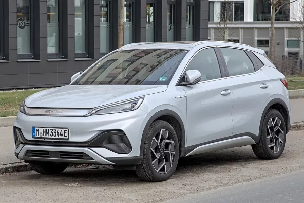 BYD Atto 3 électrique (Wikimedia Commons, 2023) — SUV déjà vendu en France, distinct des hybrides rechargeables BYD qui portent les volumes 2026
