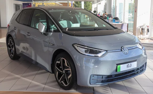 Volkswagen ID.3 de 2020 (Wikimedia Commons) — première génération, distincte du restylage 2023 et de l’ID.3 Neo lancée en juillet 2026