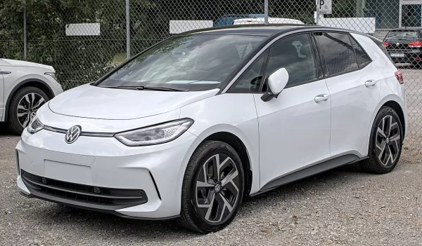 Volkswagen ID.3 (2023) à Stuttgart (Wikimedia Commons) — électrique assemblée à Zwickau, usine dont la suite de production n’est plus garantie après 2031 selon le Future Plan 2030