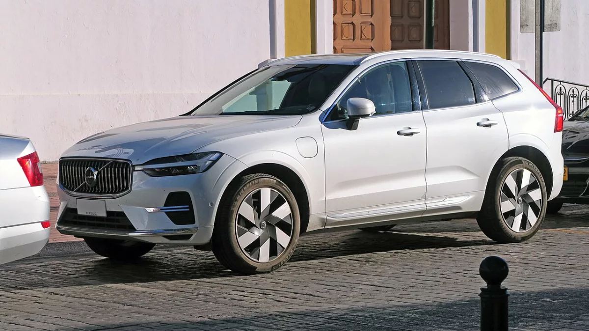 Volvo XC60 T8 Recharge Ultimate 2024 (Wikimedia Commons) — génération SPA avant le restylage Long Range 2026