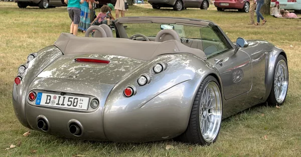 Wiesmann Roadster MF5 rouge, long capot et architecture avant-centrale, Classic Days 2022